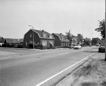 856859 Gezicht op de huizen Amsterdamsestraatweg 899 (links) -lager te Utrecht, met links de ingang van de Van Heesstraat.